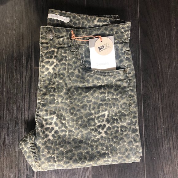 NWT b.young Leopard Print Pants - Picture 5 of 7